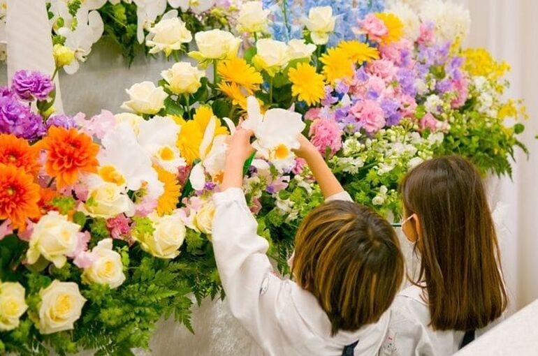 葬儀で頂いた供花や花環へのお返しは必要か 贈るべき品とタイミングは？