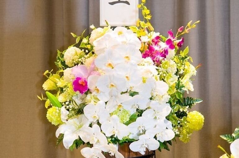【葬儀】供花の注文方法と札について