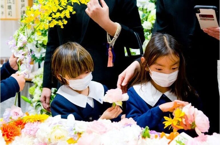川崎市宮前区有馬の葬儀社、花で彩るお葬式「とむらび」のオリジナル花祭壇事例