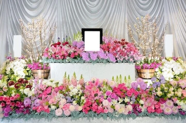 葬儀の花祭壇　ピンク色で綺麗に仕上がっています。