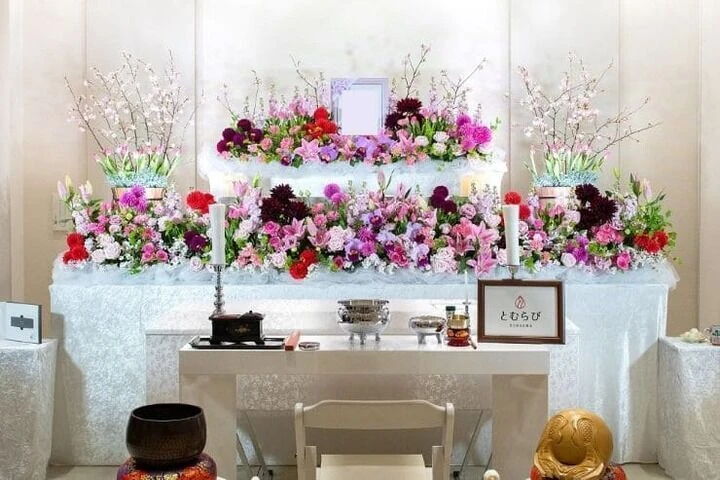 葬儀の花祭壇　華やかに仕上がっています。