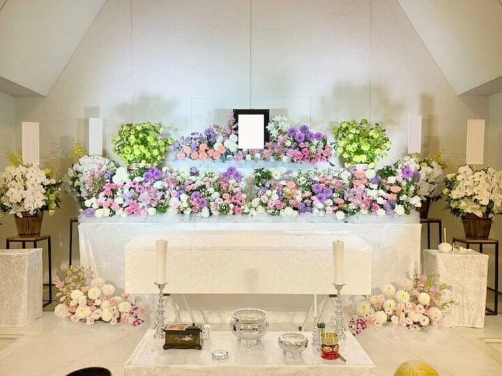 葬儀の花祭壇　淡く綺麗に仕上がっています。