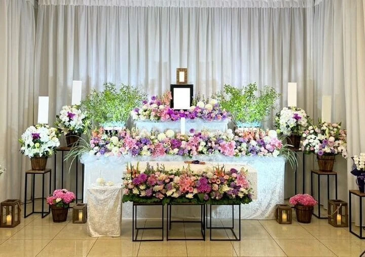 葬儀の花祭壇　淡く綺麗に仕上がっています。